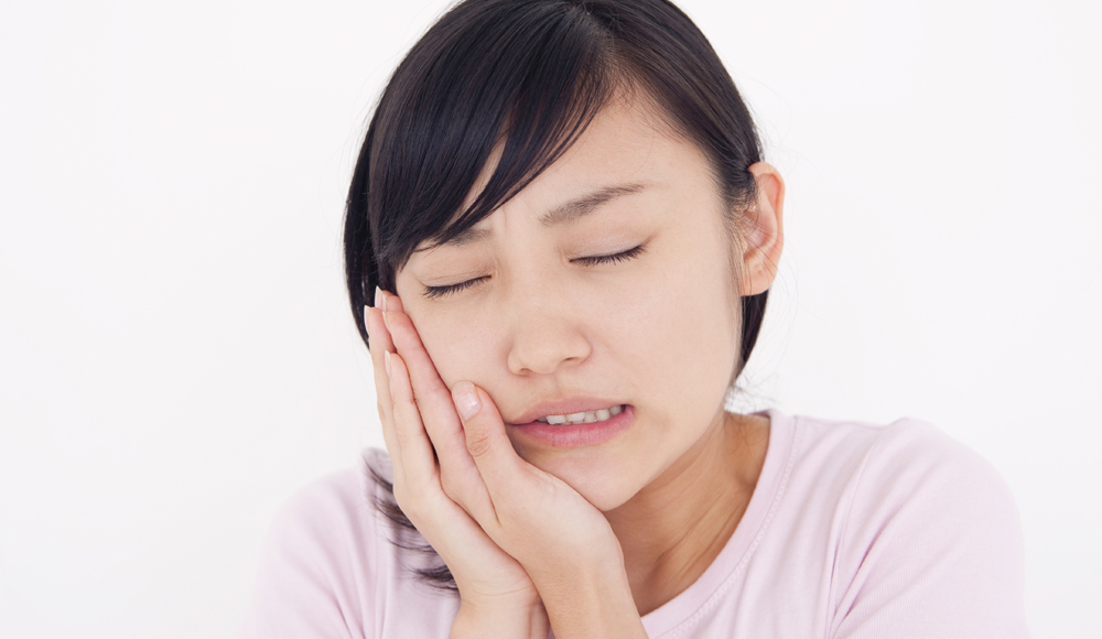 その歯の痛みが虫歯の場合、放っておくと危険かもしれません